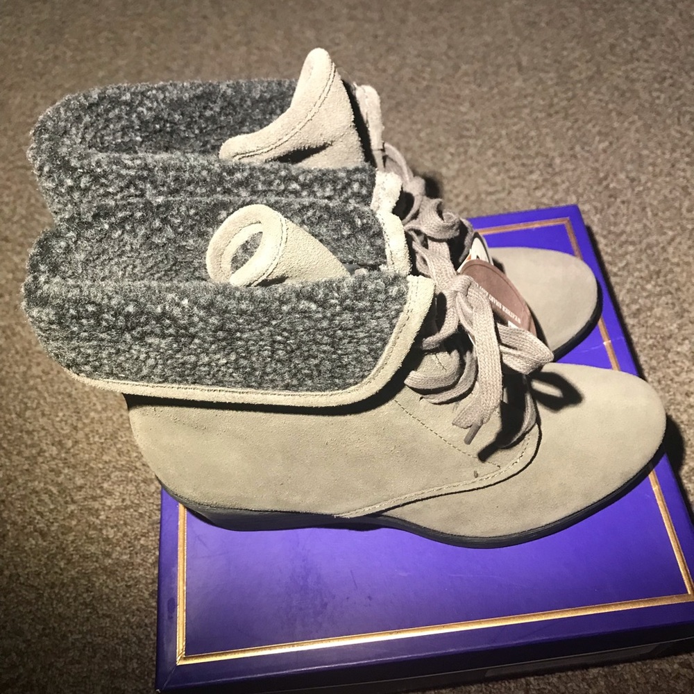 🆕 White Mountain {KOKO} Suede Wedge Heel Faux Fur Lined Booties - Picture 4 of 15